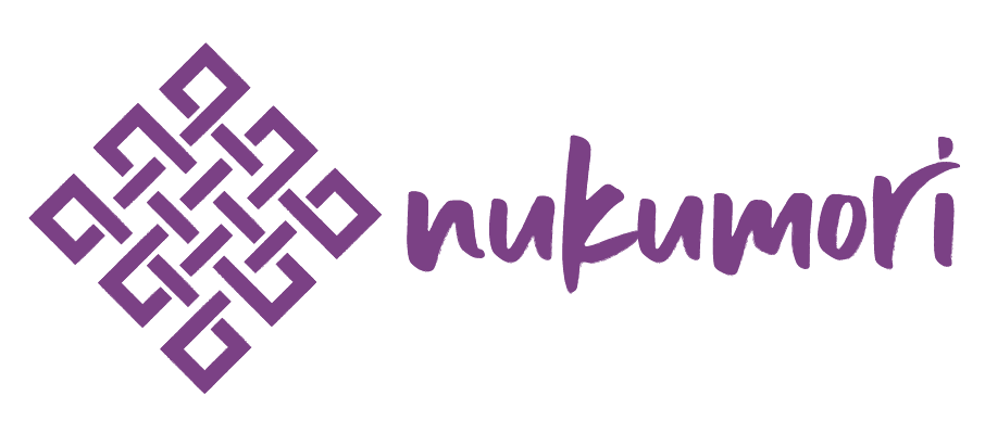 logo_nukomori_morado-02